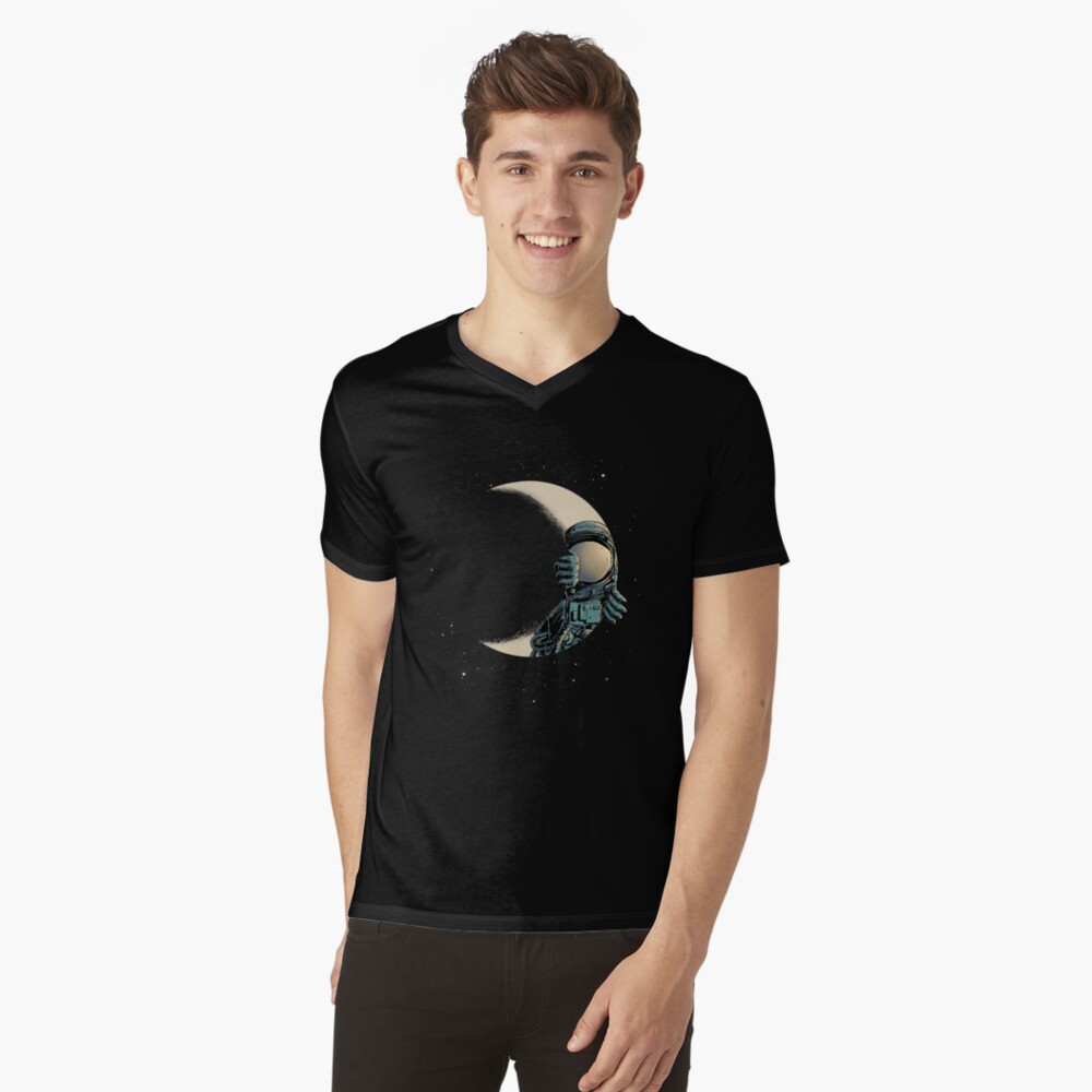 Vista previa del artículo con la obra «Camiseta de cuello en V», diseñado y vendido por carbine.