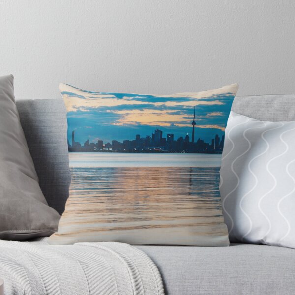 Artikelvorschau, Orange und blaugrün Toronto Skyline über Wasser entworfen und verkauft von Georgia Mizuleva.