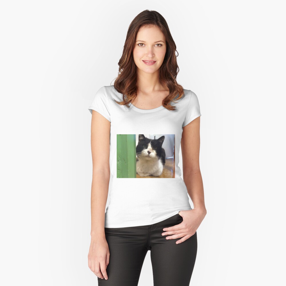 Kater Teddi Tailliertes Rundhals-Shirt