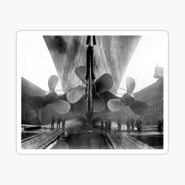 Artikel-Vorschau von Titanic im Trockendock, 1910. Vintage Foto, designt und verkauft von historyphoto.