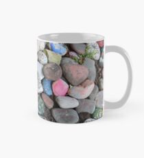 Taza clásica una selección de piedras, guijarros y rocas