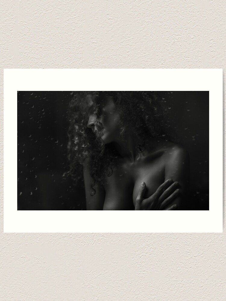 Art sensuel nue noir et blanc portrait d une femme couvrant ses seins derri re une fen tre humide dans la nuit lumi re art photo print Impression