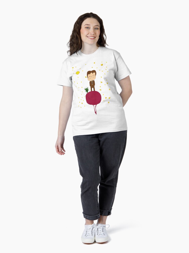 Imagen 4 de 7, Camiseta clásica con la obra personaje de la serie the Office, diseñada y vendida por creotumundo.