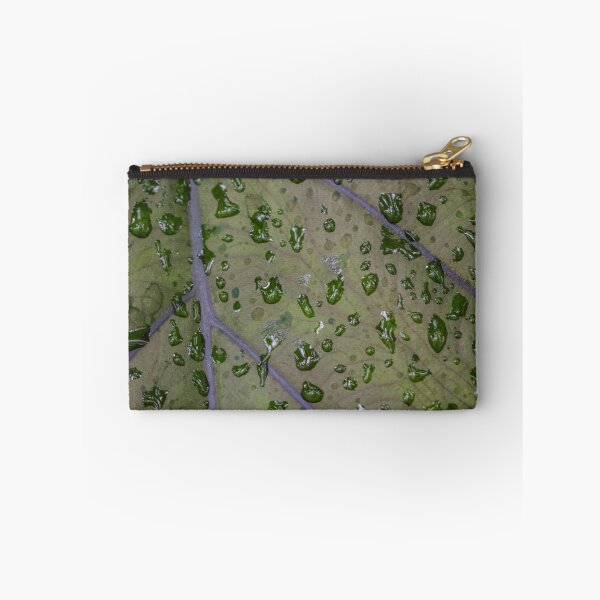 Artikelvorschau, Abstract leaf with raindrops entworfen und verkauft von Pixie Copley LRPS.