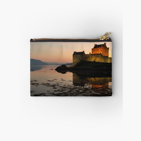 Aperçu de l'œuvre Château d'Eilean Donan au coucher du soleil créée et vendue par derekbeattie.