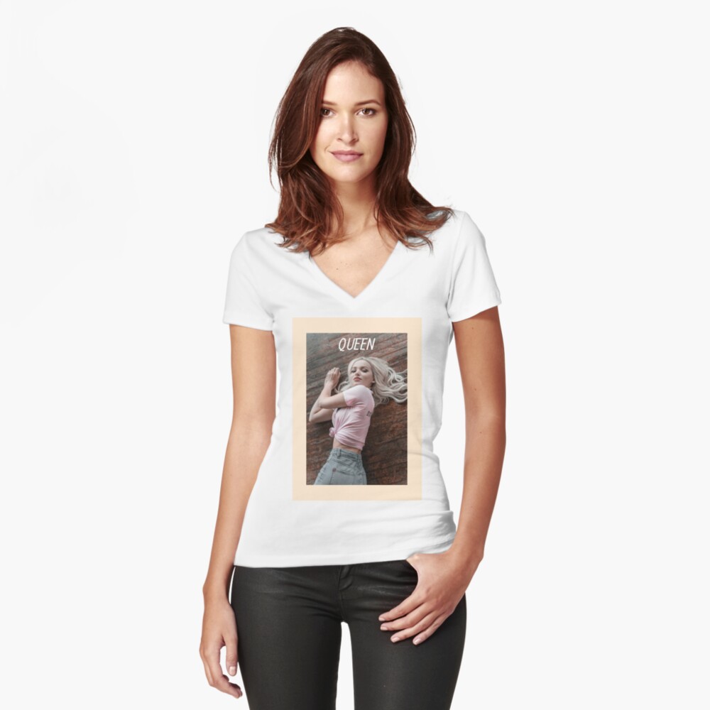 Vista previa del artículo con la obra «Camiseta entallada de cuello en V», diseñado y vendido por debnamcarson.