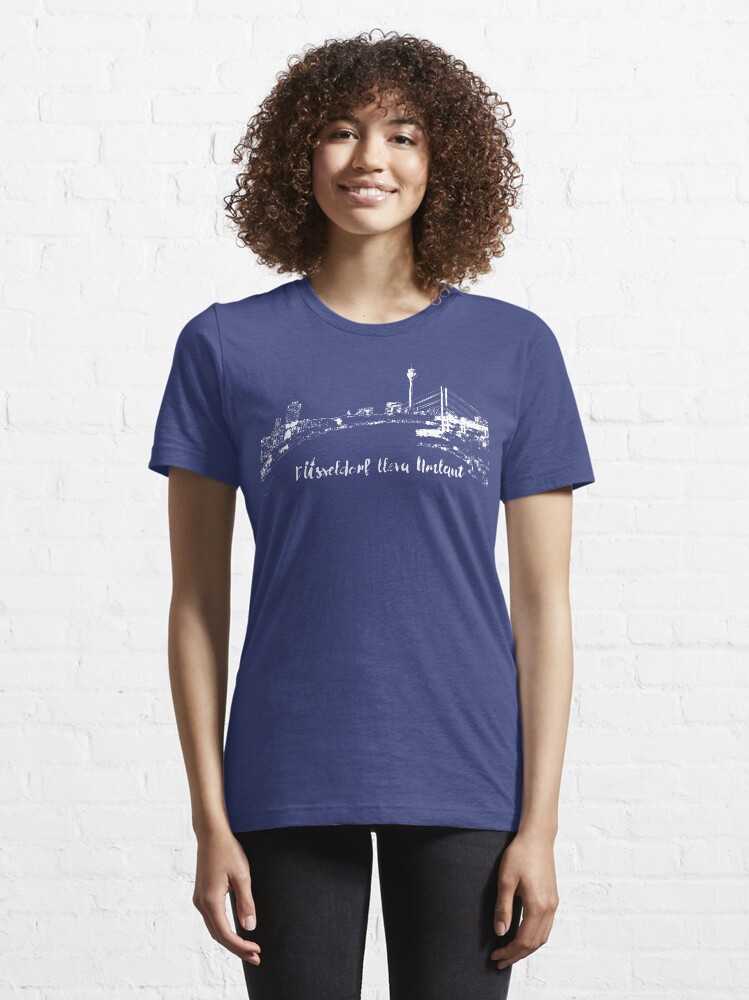 Vista alternativa de Camiseta esencial Skyline con texto - Düsseldorf lleva Umlaut