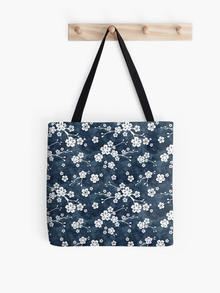 Bolsa de tela «Patrón de flor de cerezo azul marino y blanco» de adenaJ |  Redbubble