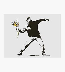 Banksy - Mann-werfende Blumen - Antifa gegen Polizei-Manifestations-Entwurf für Männer, Frauen, Plakat Fotodruck