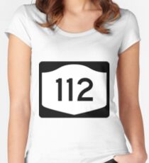 Camiseta entallada de cuello redondo New York State Route NY 112 | United States Highway Shield Sign
