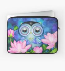 Owl in Lotus Pond Laptoptasche
