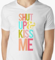 Shut Up & Kiss Me T-Shirt mit V-Ausschnitt für Männer