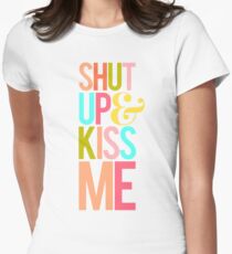 Shut Up & Kiss Me Tailliertes T-Shirt für Frauen