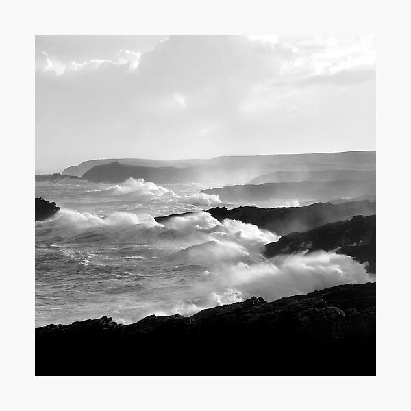 Artikelvorschau,  Klicken Sie auf "Groß anzeigen" und lehnen Sie sich zurück, um zu genießen! *

Immer spektakulär an dieser Stelle am nördlichsten Punkt der Isle of Lewis, wo sich der Atlantik und die Nordsee treffen. Die Wellen, die in diese wettergegerbten Klippen ko entworfen und verkauft von Kevin Skinner.