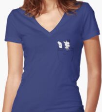 Taschenzweig Tailliertes T-Shirt mit V-Ausschnitt