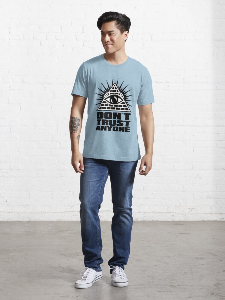 Essential T-Shirt mit Don´t trust anyone, designt und verkauft von dynamitfrosch