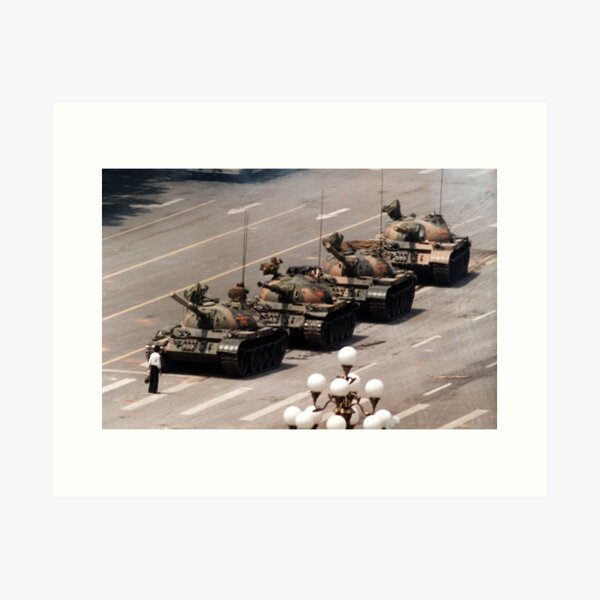 Vista previa del artículo con la obra «Tank Man, Plaza de Tiananmen», diseñado y vendido por RBEnt.