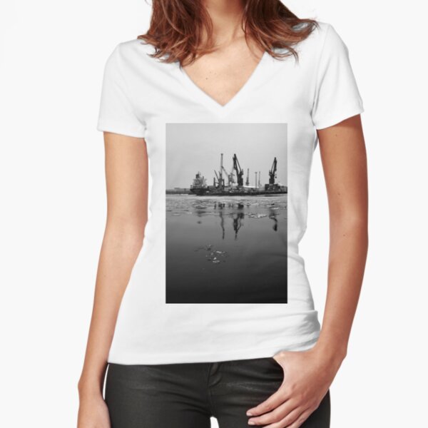 Icy Silence in Harbour Tailliertes T-Shirt mit V-Ausschnitt