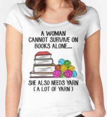 Camiseta entallada de cuello ancho Una mujer no puede sobrevivir en libros solos ella también necesita hilo