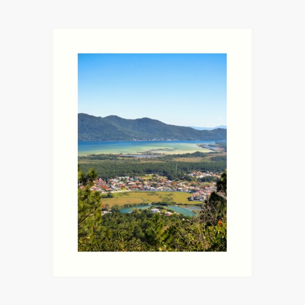 Artikel-Vorschau von Atemberaubende Aussicht von einem Wanderweg in Florianpolis, Brasilien, designt und verkauft von Helissa Grundemann.