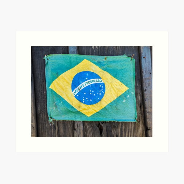 Artikel-Vorschau von Alte brasilianische Flagge auf einer Holztür, designt und verkauft von Helissa Grundemann.