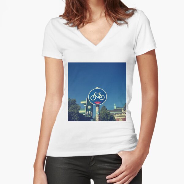 ve-LO-ve Tailliertes T-Shirt mit V-Ausschnitt