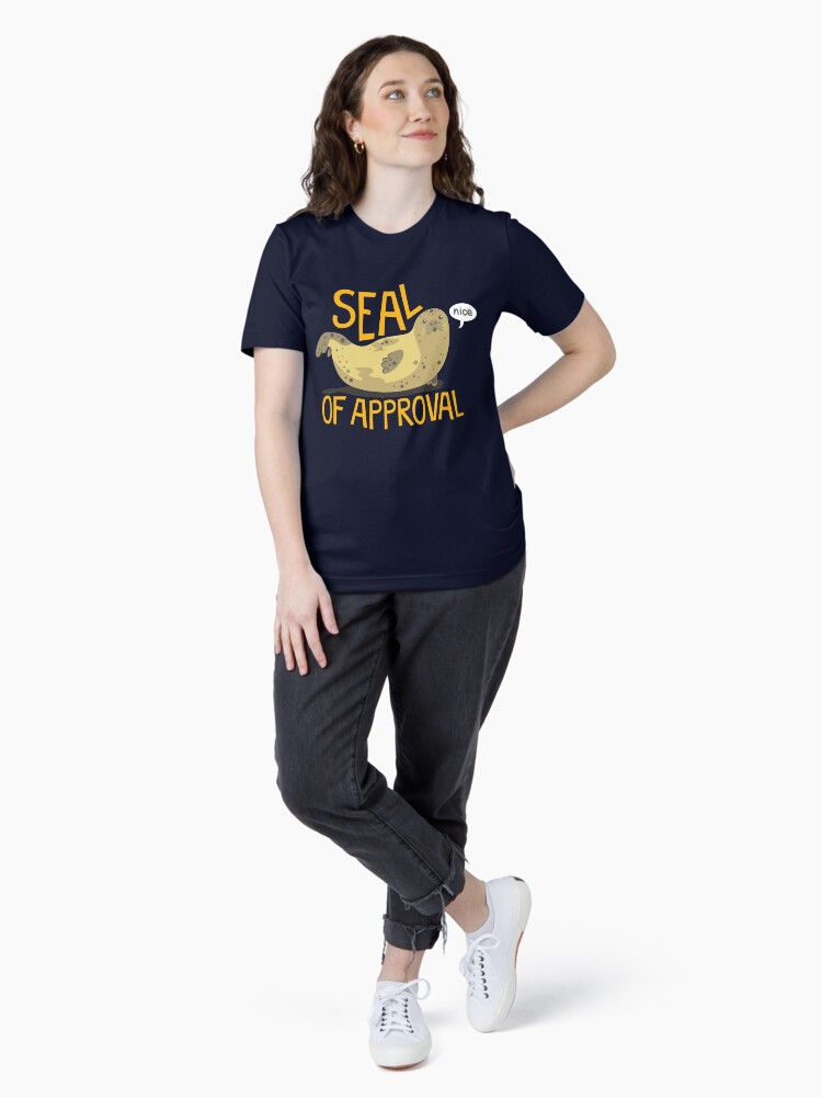 Imagen 4 de 7, Camiseta esencial con la obra Sello de aprobación, diseñada y vendida por jaffajam.
