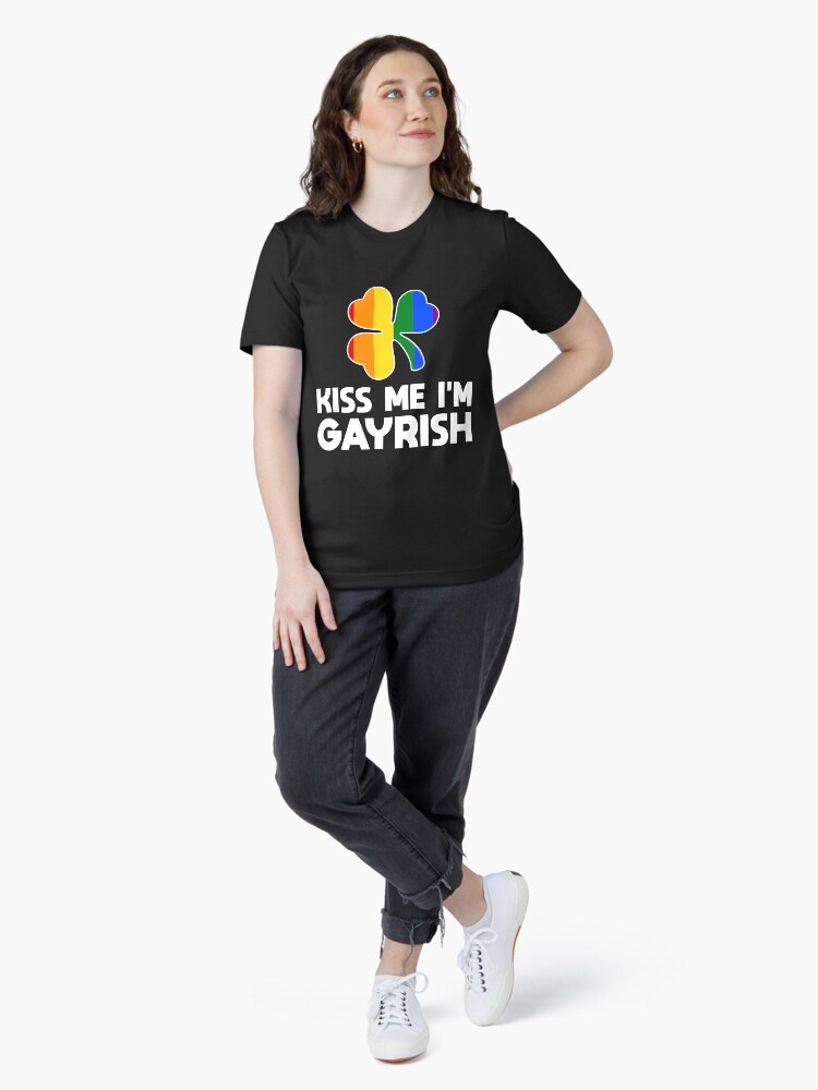 Thumbnail 4 von 7, Essential T-Shirt, Kiss Me I'm Gayrish LGBT Shamrock - LGBT Pride Month Gift designt und verkauft von yeoys.