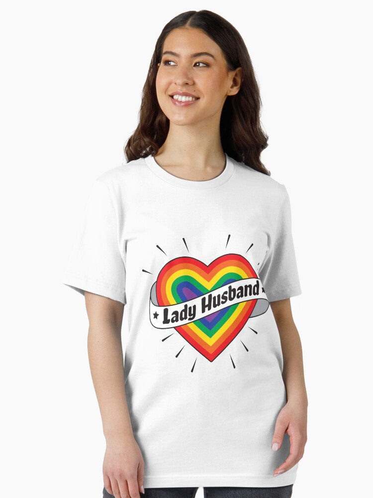 Thumbnail 2 von 7, Essential T-Shirt, Lady Husband - LGBT Pride Month Gift designt und verkauft von yeoys.