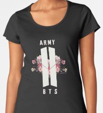 Camiseta premium de cuello ancho BTS & ARMY: Más allá de la escena (sin fondo)