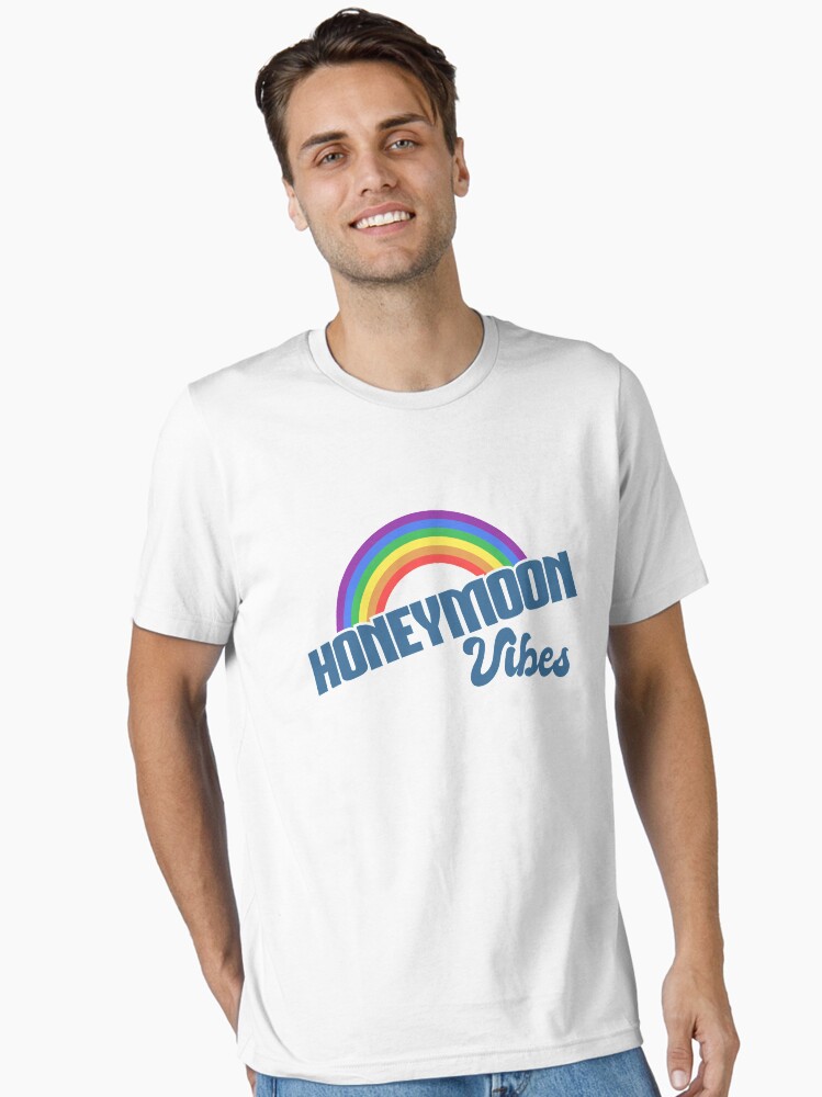 Thumbnail 1 von 7, Essential T-Shirt, Honeymoon Vibes - LGBT Pride Month Gift designt und verkauft von yeoys.