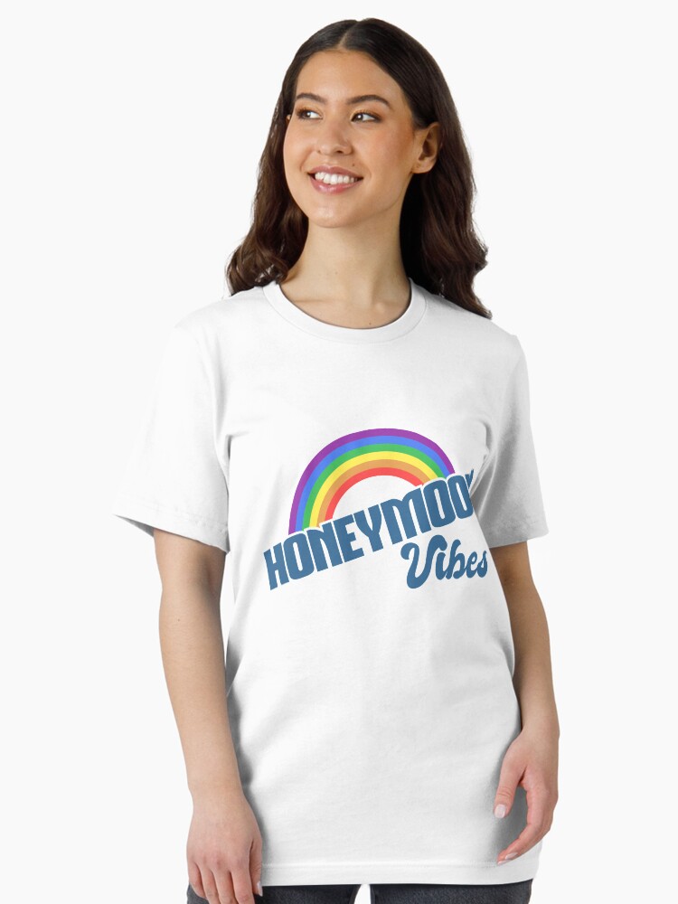 Thumbnail 2 von 7, Essential T-Shirt, Honeymoon Vibes - LGBT Pride Month Gift designt und verkauft von yeoys.