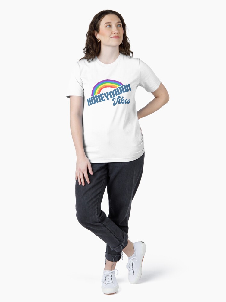 Thumbnail 4 von 7, Essential T-Shirt, Honeymoon Vibes - LGBT Pride Month Gift designt und verkauft von yeoys.