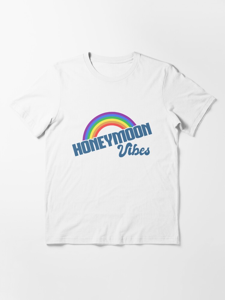 Thumbnail 3 von 7, Essential T-Shirt, Honeymoon Vibes - LGBT Pride Month Gift designt und verkauft von yeoys.