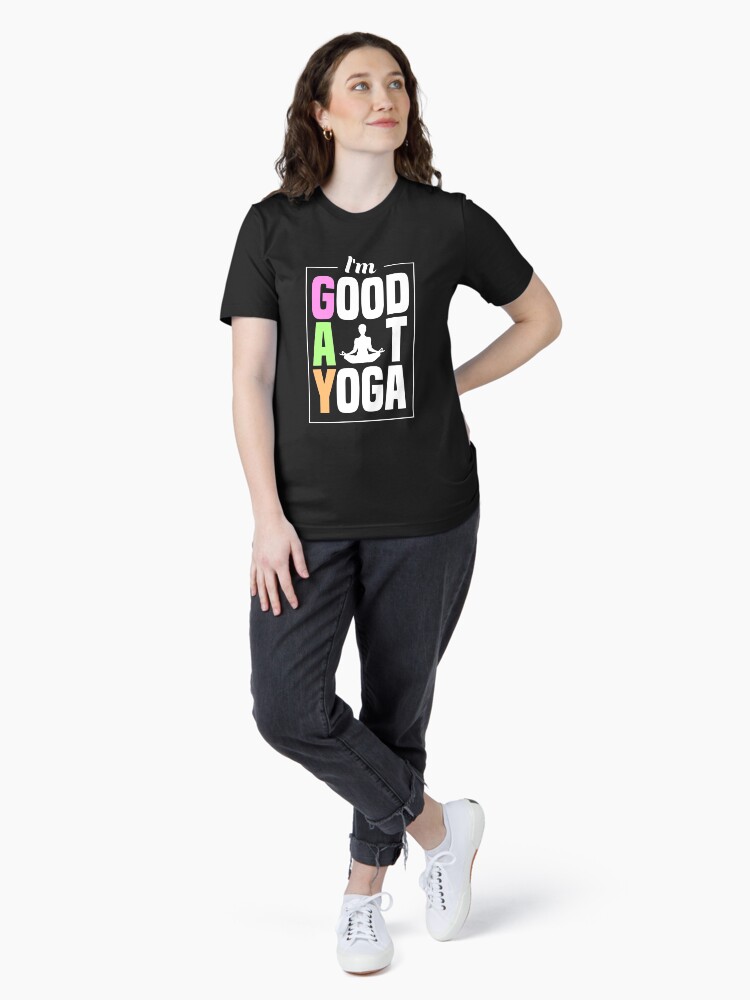 Thumbnail 4 von 7, Essential T-Shirt, I'm Good At Yoga Padmasana Lotus Pose - LGBT Pride Month Gift designt und verkauft von yeoys.