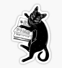 Intelligente schwarze boho vieräugige dämonische magische Katze, die das necronomicon Buch liest. Sticker