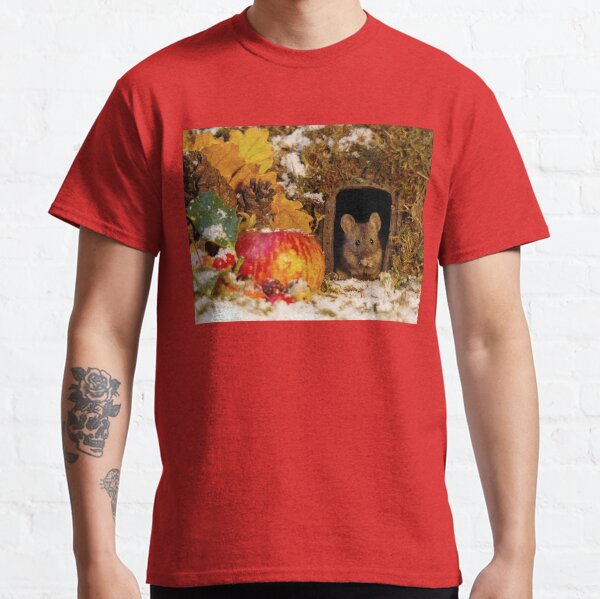 wild mouse feeling the cold Classic T-Shirt