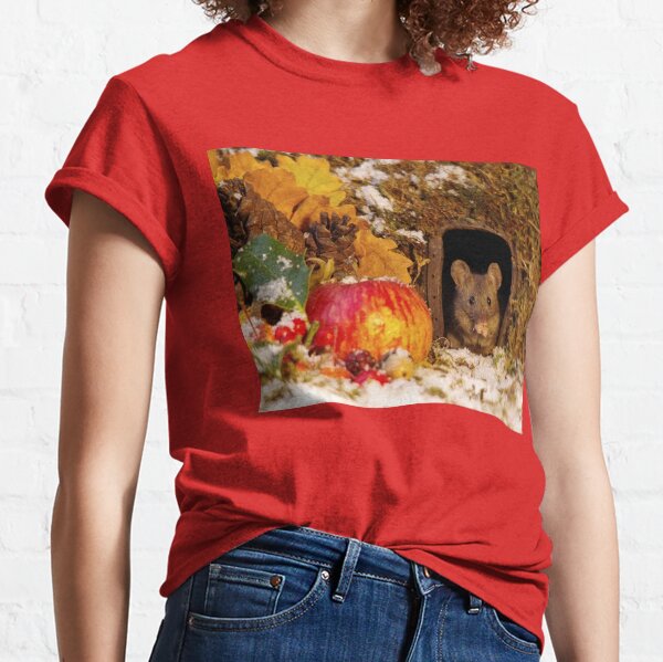 wild mouse feeling the cold Classic T-Shirt