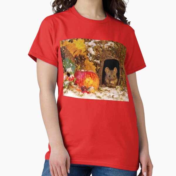 wild mouse feeling the cold Classic T-Shirt