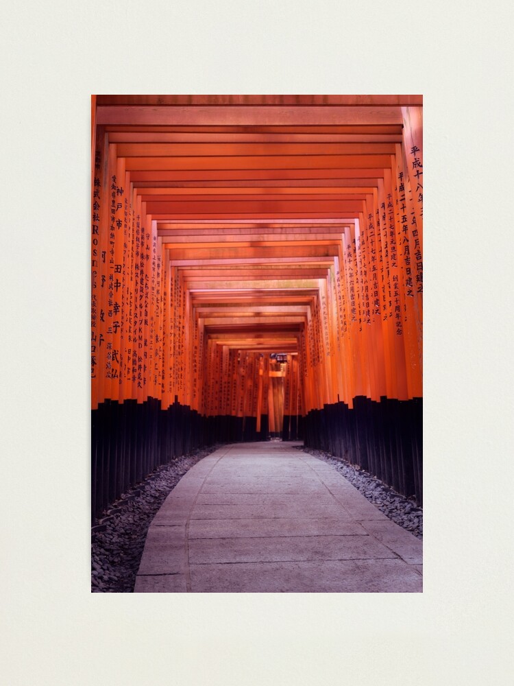 Lamina Fotografica Pasaje Largo Senbon Torii Que Conduce Al Santuario Exterior De Fushimi Inari Taisha Fotografia Del Arte De Awenartprints Redbubble