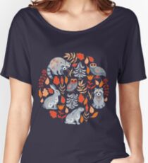 Camiseta ancha para mujer Bosque de hadas con animales y pájaros. Mapaches, búhos, conejitos y pequeña chica.