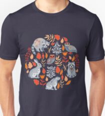 Märchenwald mit Tieren und Vögeln. Waschbären, Eulen, Hasen und kleine Küken. Unisex T-Shirt