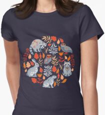 Märchenwald mit Tieren und Vögeln. Waschbären, Eulen, Hasen und kleine Küken. Tailliertes T-Shirt für Frauen