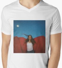 Maggie Roger hat es in einem früheren Album-Cover gehört T-Shirt mit V-Ausschnitt
