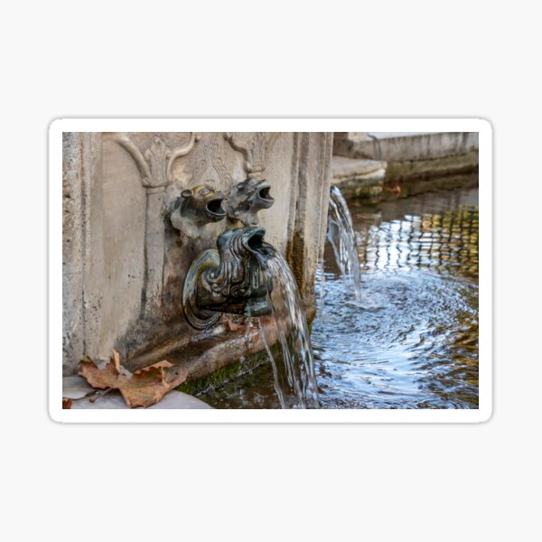Aperçu de l'œuvre Fontaine. L'eau qui coule de la bouche d'animaux mythiques. créée et vendue par Emma Grimberg.