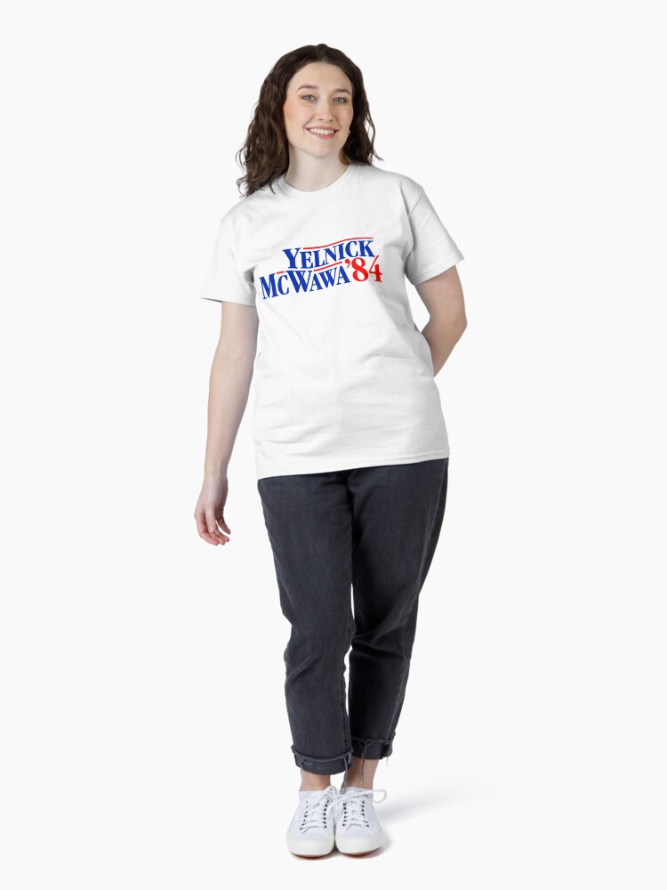 Aperçu 4 sur 7. T-shirt classique avec l'œuvre Yelnick McWawa Campagne 1984 créée et vendue par drukepple.