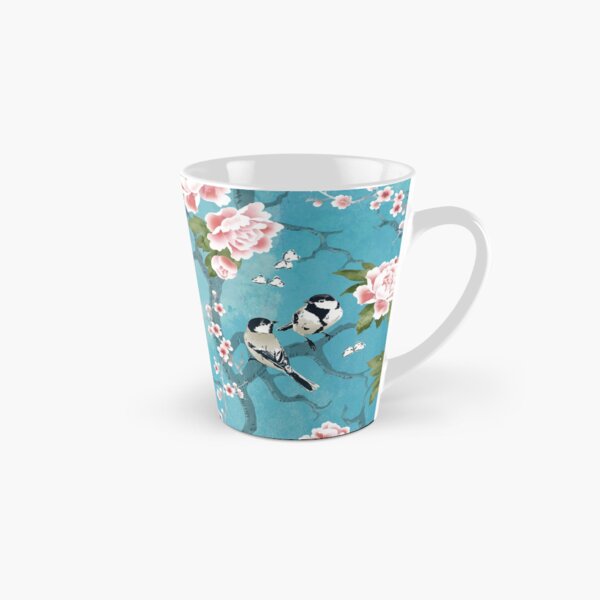 Mariposas y flores hechas en el estilo Chinoiserie sobre un fondo azul turquesa. Taza cónica