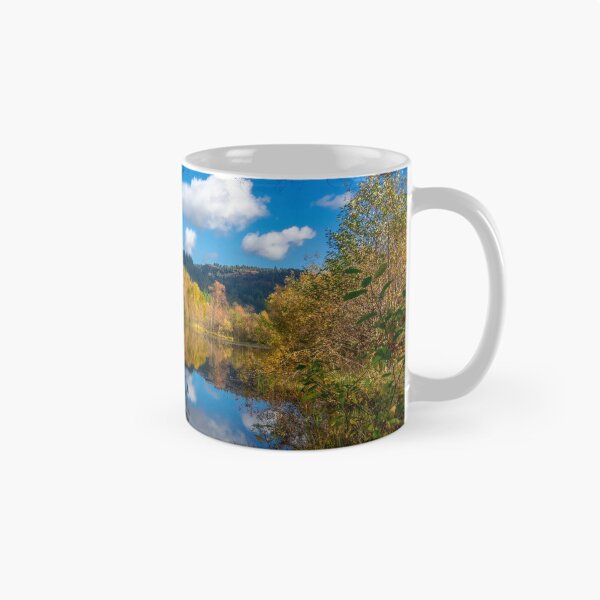 Aperçu de l'œuvre Feuilles d'automne et ciel bleu se reflétant dans l'eau près d'Aberfoyle dans les Trossachs, Ecosse, Royaume-Uni créée et vendue par marthadoom.
