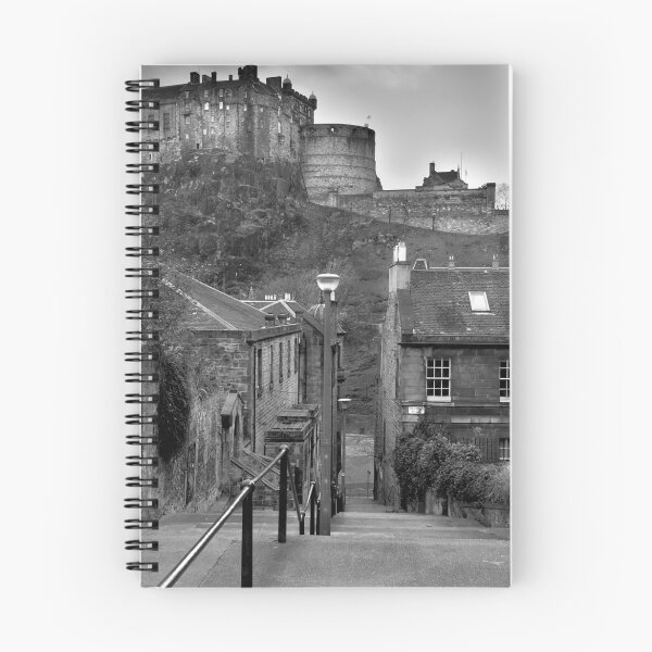 Artikelvorschau, gegenüber dem Edinburgh Castle.
* Der Prime von Miss Jean Brodie * (1969) Brodie lebt auf der Admiral Terrace entworfen und verkauft von Chris Clark.
