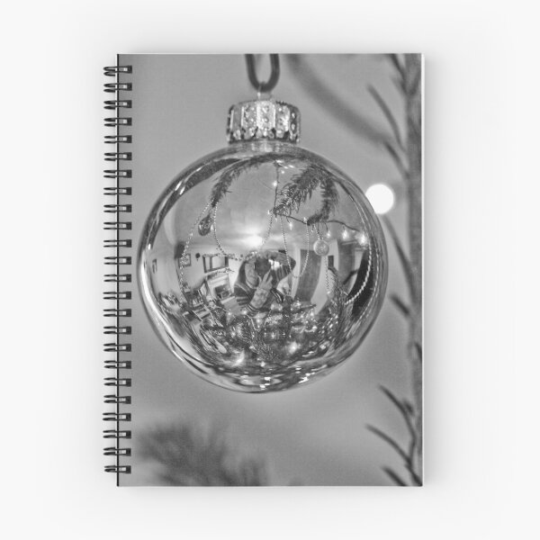 Artikelvorschau, B&W Bauble entworfen und verkauft von Melody Shanahan-Kluth.